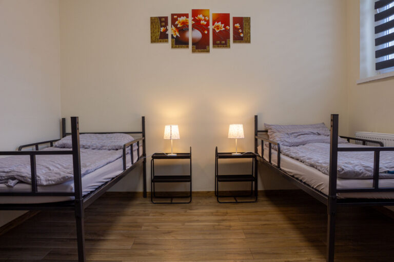 noclegi-swidnica-pokoj-3-osobowy-02-lozka-1