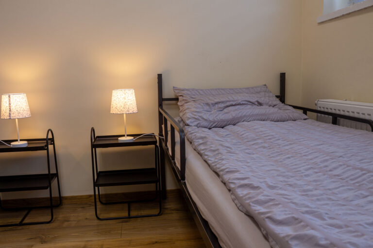 noclegi-swidnica-pokoj-3-osobowy-02-lozko-1