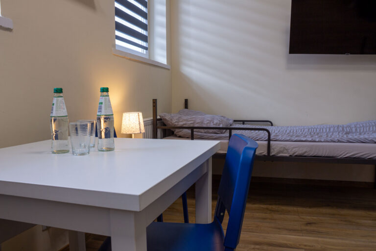 noclegi-swidnica-pokoj-3-osobowy-02-stolik-2